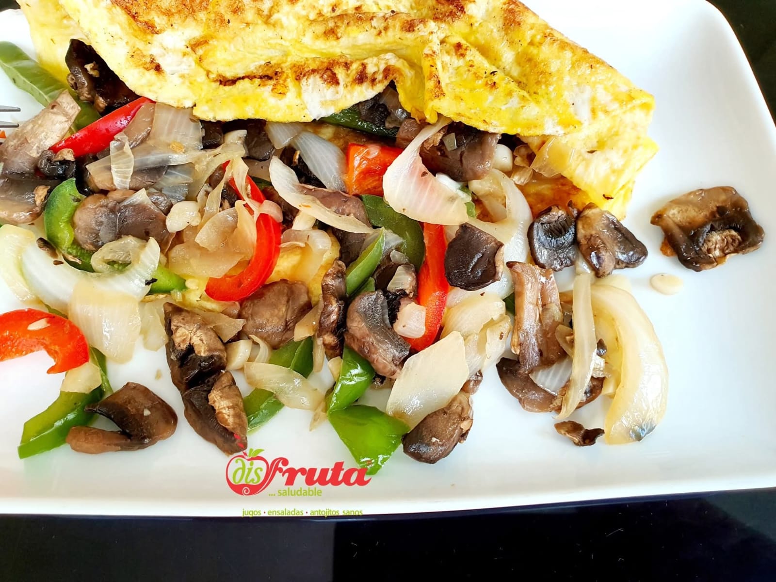 Plato de Omelet relleno de champiñones y vegetales